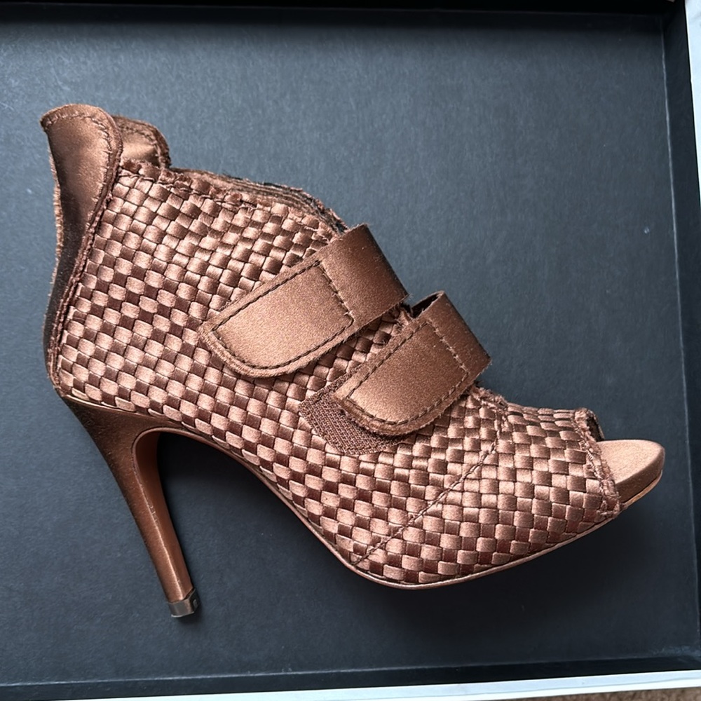 Pedro García woven satin peep toe bootie